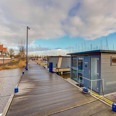 Modern Houseboat In Marina Of Volendam Hotel Bagian luar foto