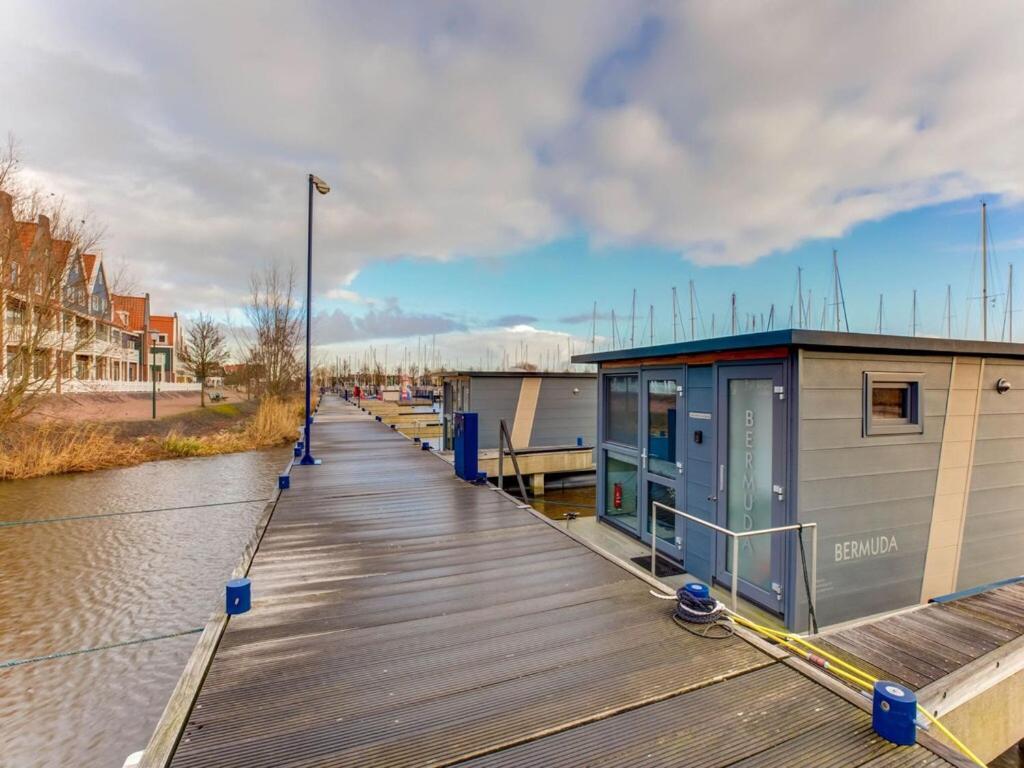 Modern Houseboat In Marina Of Volendam Hotel Bagian luar foto
