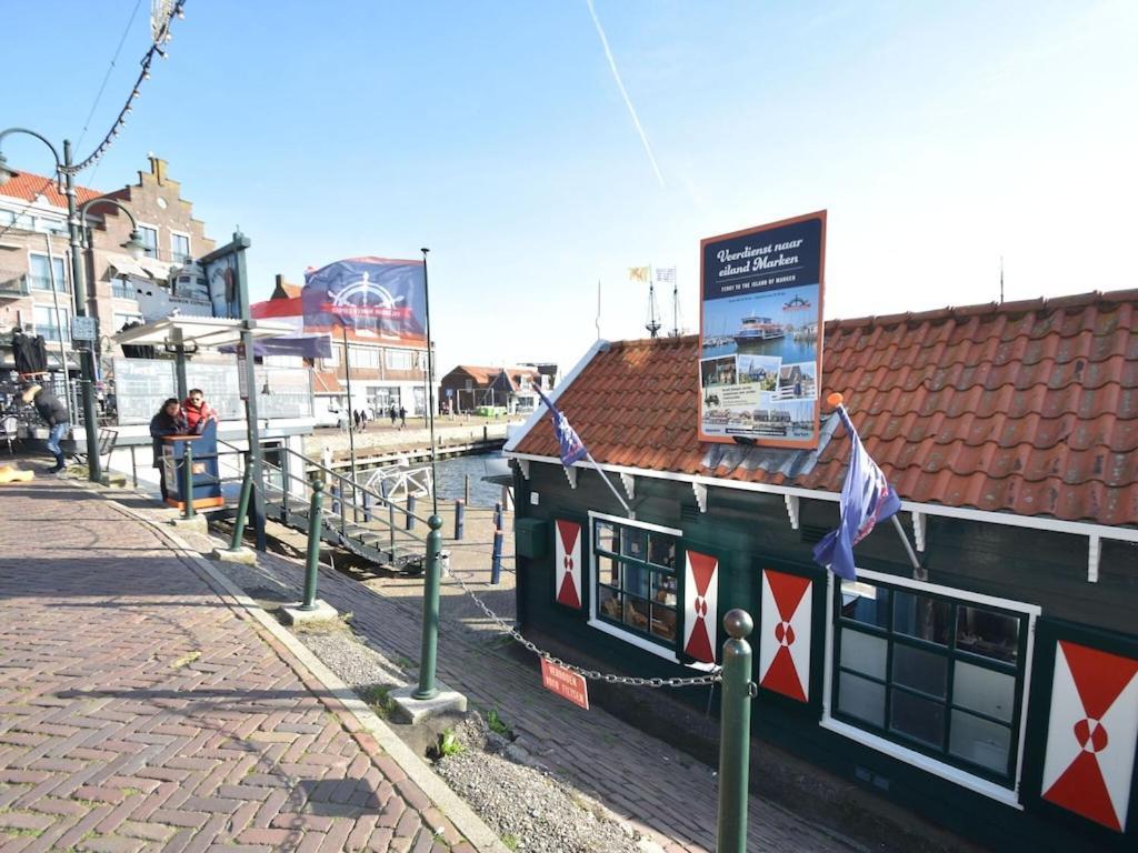 Modern Houseboat In Marina Of Volendam Hotel Bagian luar foto