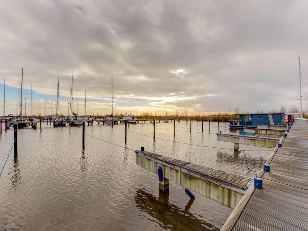 Modern Houseboat In Marina Of Volendam Hotel Bagian luar foto