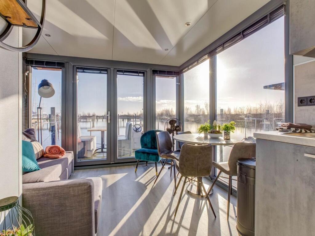 Modern Houseboat In Marina Of Volendam Hotel Bagian luar foto