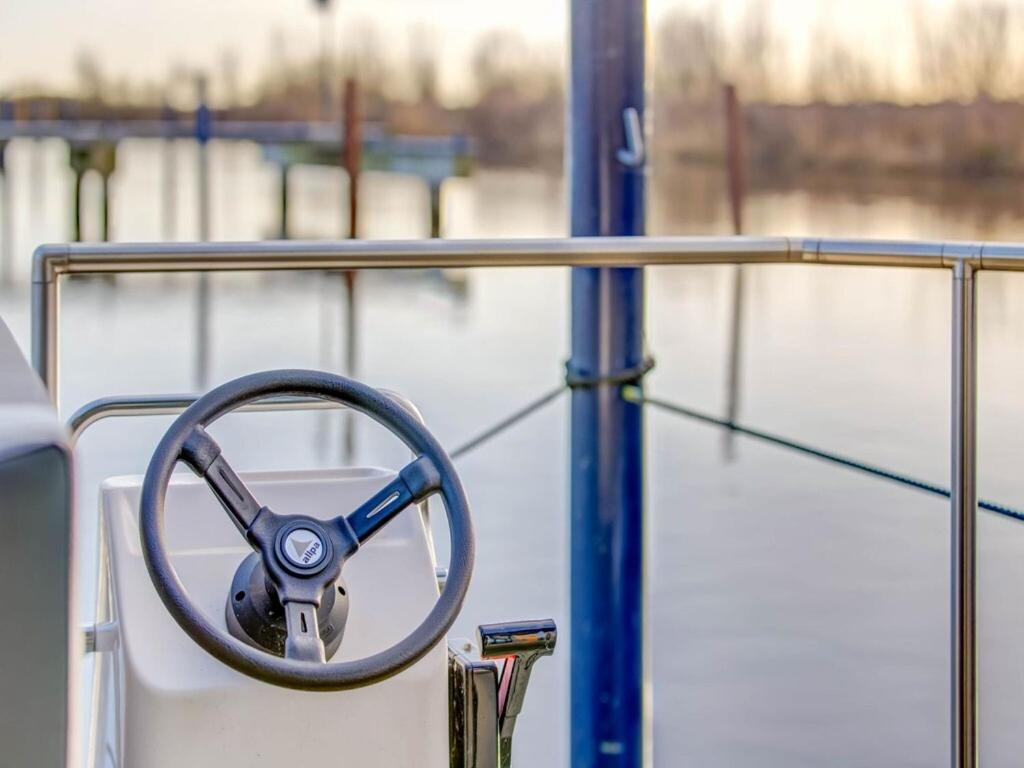Modern Houseboat In Marina Of Volendam Hotel Bagian luar foto