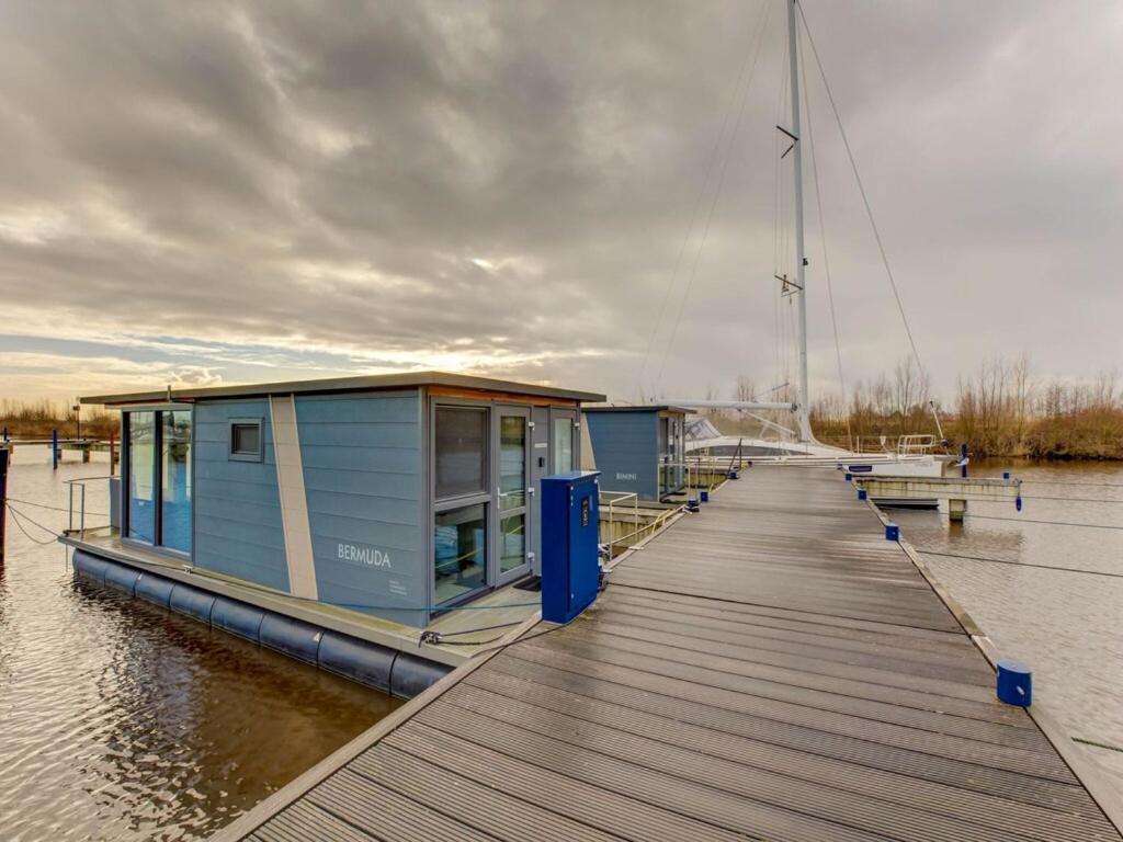Modern Houseboat In Marina Of Volendam Hotel Bagian luar foto