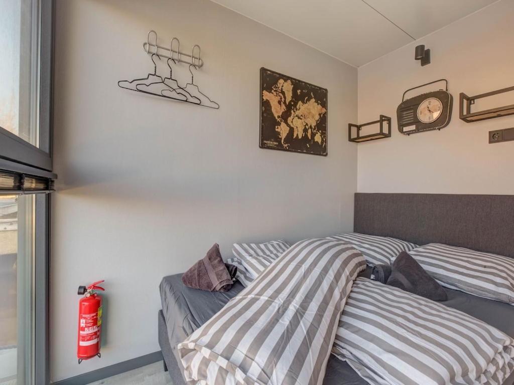 Modern Houseboat In Marina Of Volendam Hotel Bagian luar foto