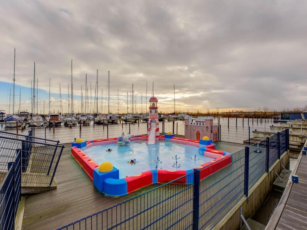 Modern Houseboat In Marina Of Volendam Hotel Bagian luar foto