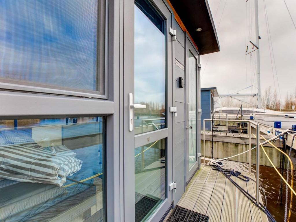 Modern Houseboat In Marina Of Volendam Hotel Bagian luar foto