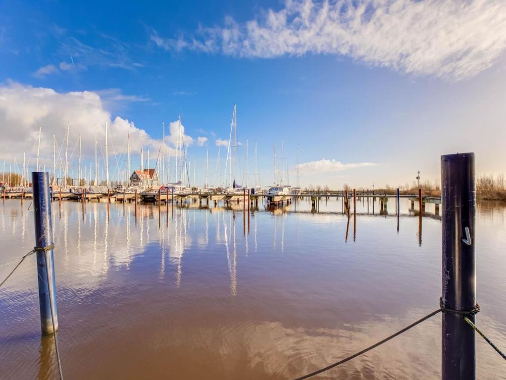 Modern Houseboat In Marina Of Volendam Hotel Bagian luar foto