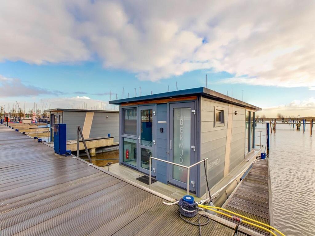 Modern Houseboat In Marina Of Volendam Hotel Bagian luar foto